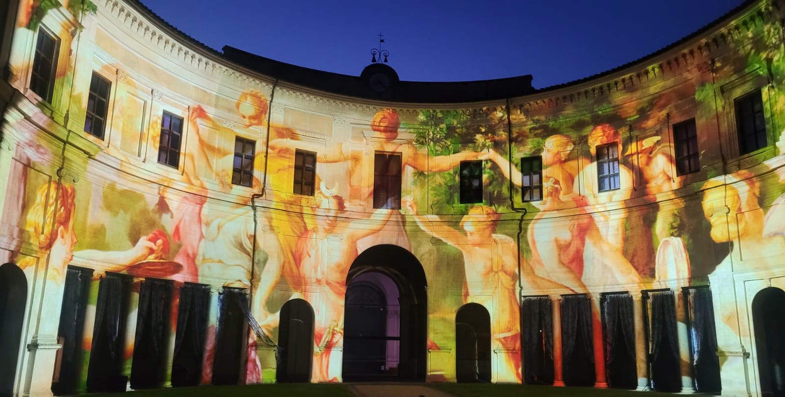 La videoproiezione artistica sulla facciata di Villa Giulia