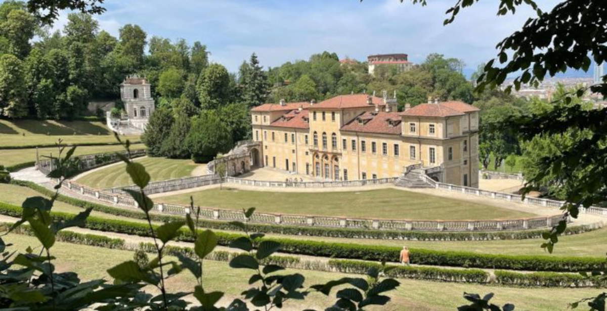 Ein Meisterwerk der Kunsttischlerei aus dem 18. Jahrhundert, die Buchhandlung Piffetti, lebt in der Villa della Regina in erweiterter Realität wieder auf