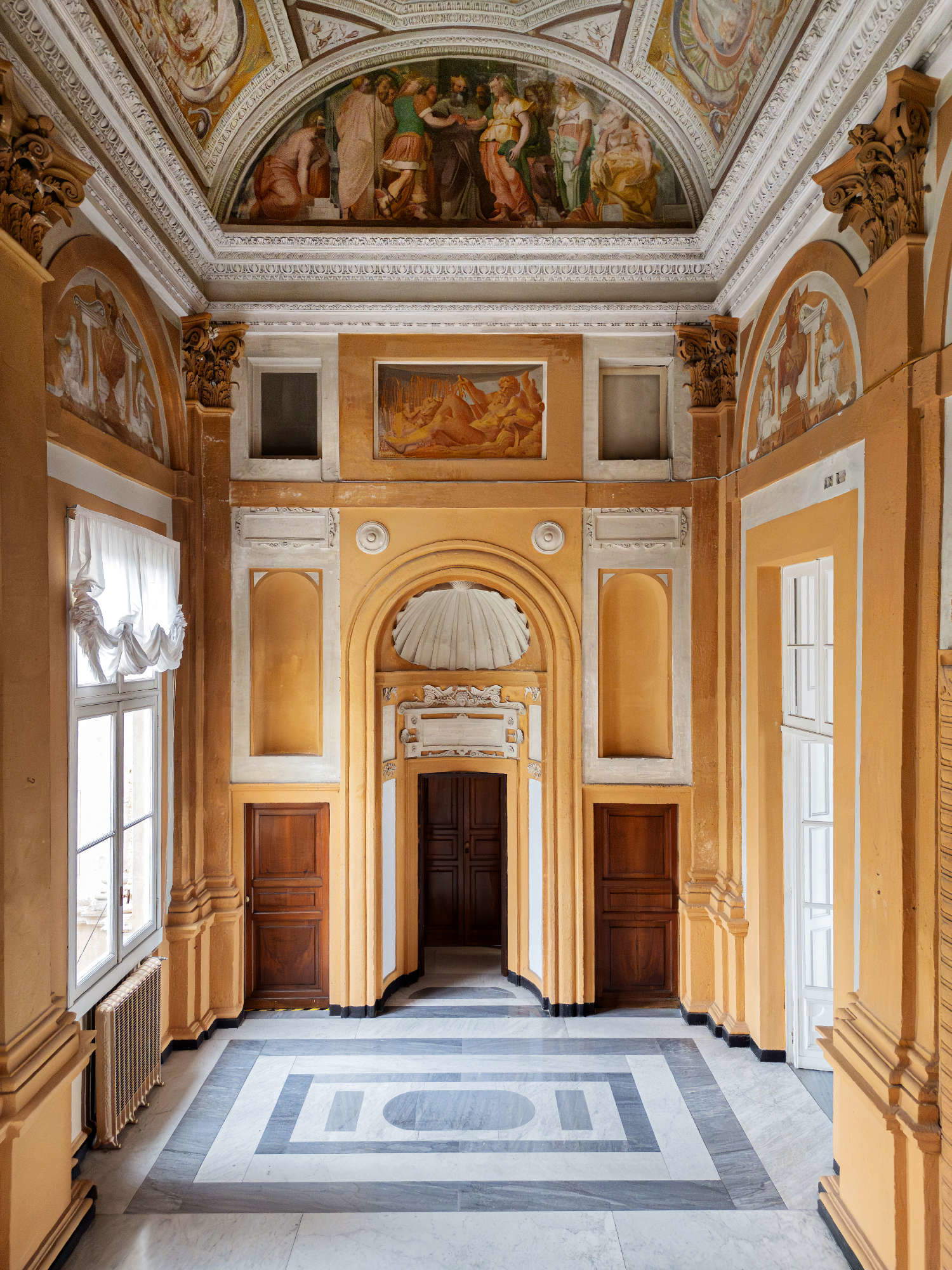 Vue générale de la galerie avec les histoires de Persée sur le premier piano nobile. Dans la lunette Mariage de Persée et Andromède, G.B. Castello dit il Bergamasco, vers 1558. Photo : Monica Schettino. En concession de la Fondation Palazzo