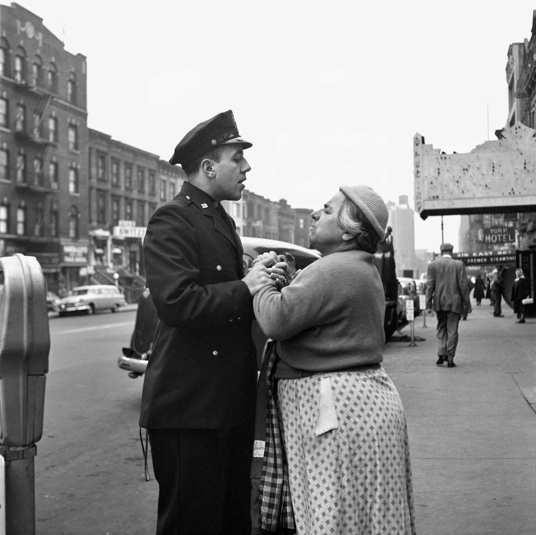 Vivian Maier, Femme arménienne se battant sur la 86e rue Est, New York, NY, septembre 1956 (2012 ; épreuve gélatino-argentique, 40x50 cm ; New York, Collection and Howard Greenberg Gallery). Succession de Vivian Maier, avec l'aimable autorisation de Maloof.
