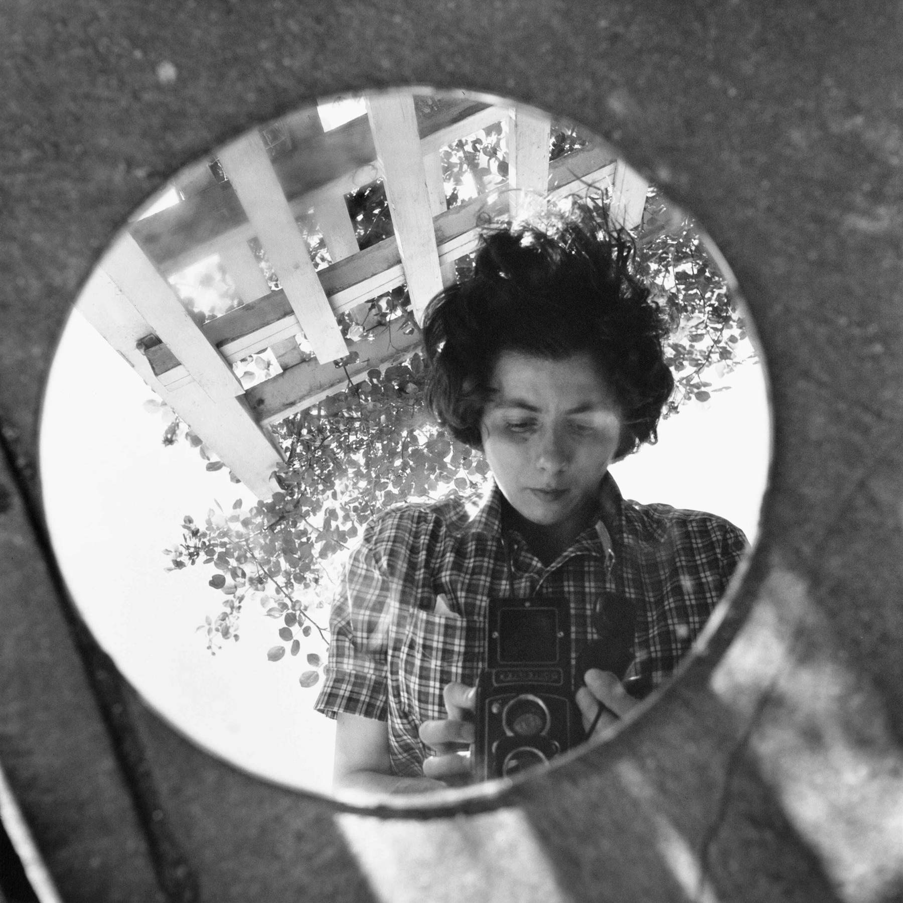 Vivian Maier, Autoportrait, New York, NY, 1953 (2012 ; épreuve à la gélatine d'argent, 40x50 cm ; New York, Collection and Howard Greenberg Gallery). Succession de Vivian Maier, avec l'aimable autorisation de Maloof.