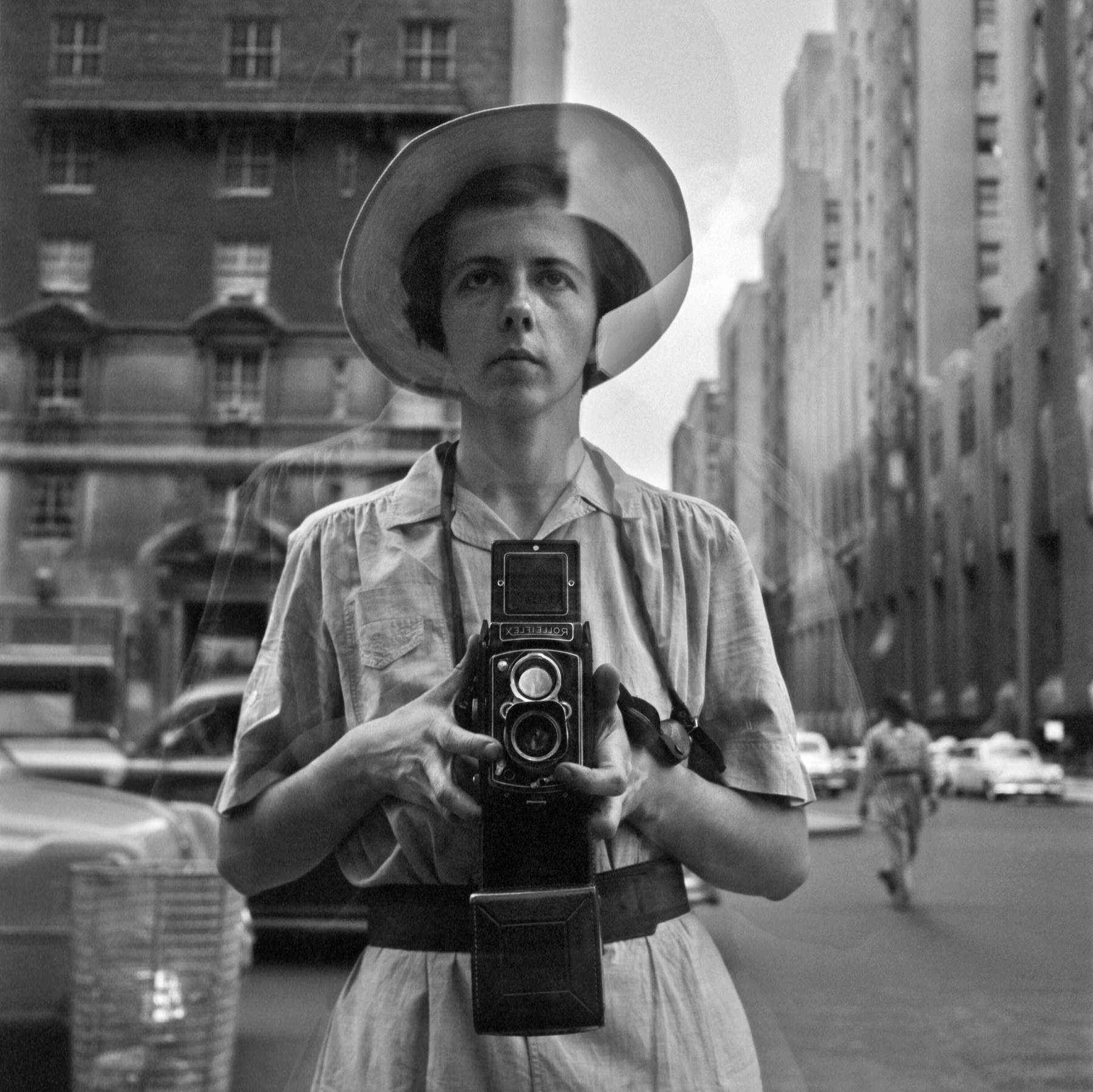 Vivian Maier, Autoportrait, New York, NY, 1954 (2012 ; épreuve à la gélatine d'argent, 40x50 cm ; New York, Collection and Howard Greenberg Gallery). Succession de Vivian Maier, avec l'aimable autorisation de Maloof.