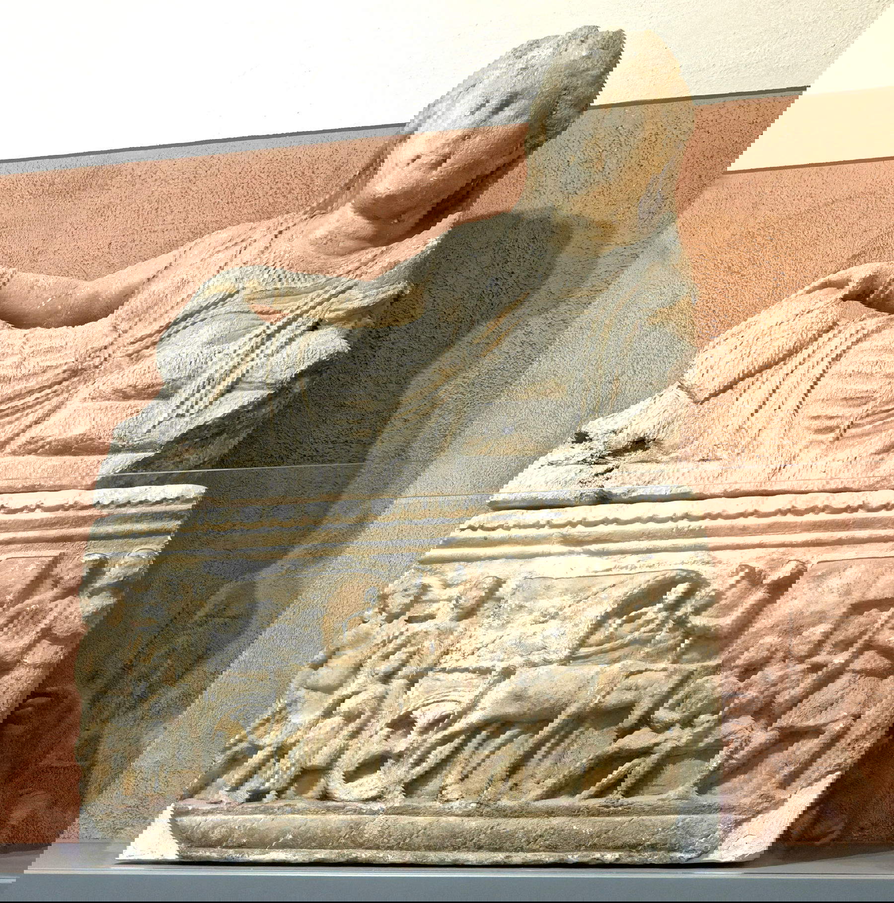 Urna funeraria etrusca con scena di viaggio negli Inferni (Volterra; Museo Guarnacci). Foto: Wikimedia Commons &ndash; Holger Uwe Schmitt