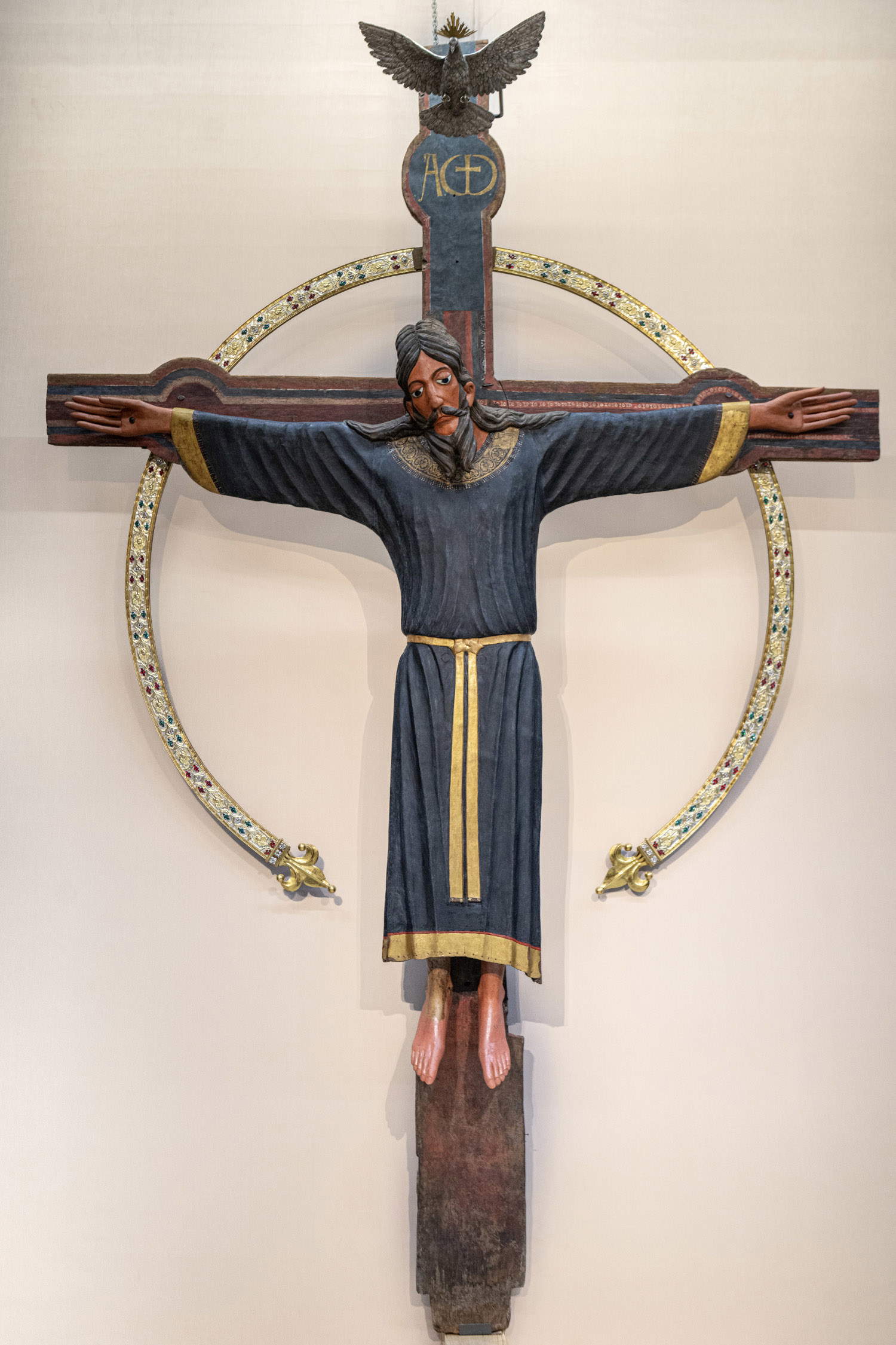 The Holy Face after restoration with the nimbus and dove. Courtesy of Ente Chiesa Cattedrale San Martino Lucca. Photo: Alcide