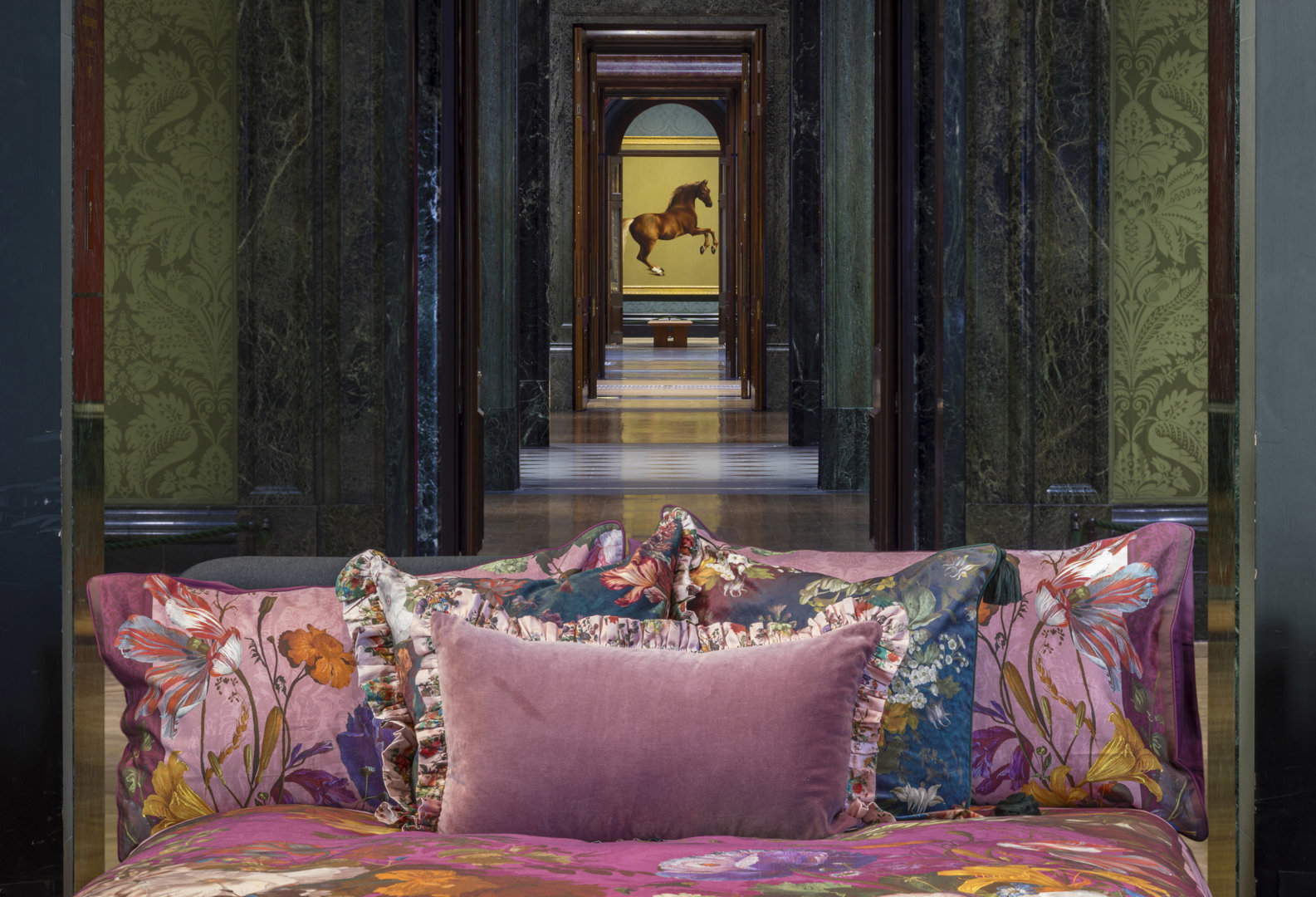 NG200, Wake up to the C C Land - The Wonder of Art, Bett, geschmückt mit der Marks & Spencer X National Gallery Kollektion, im Sainsbury Wing der National Gallery © Foto: The National Gallery