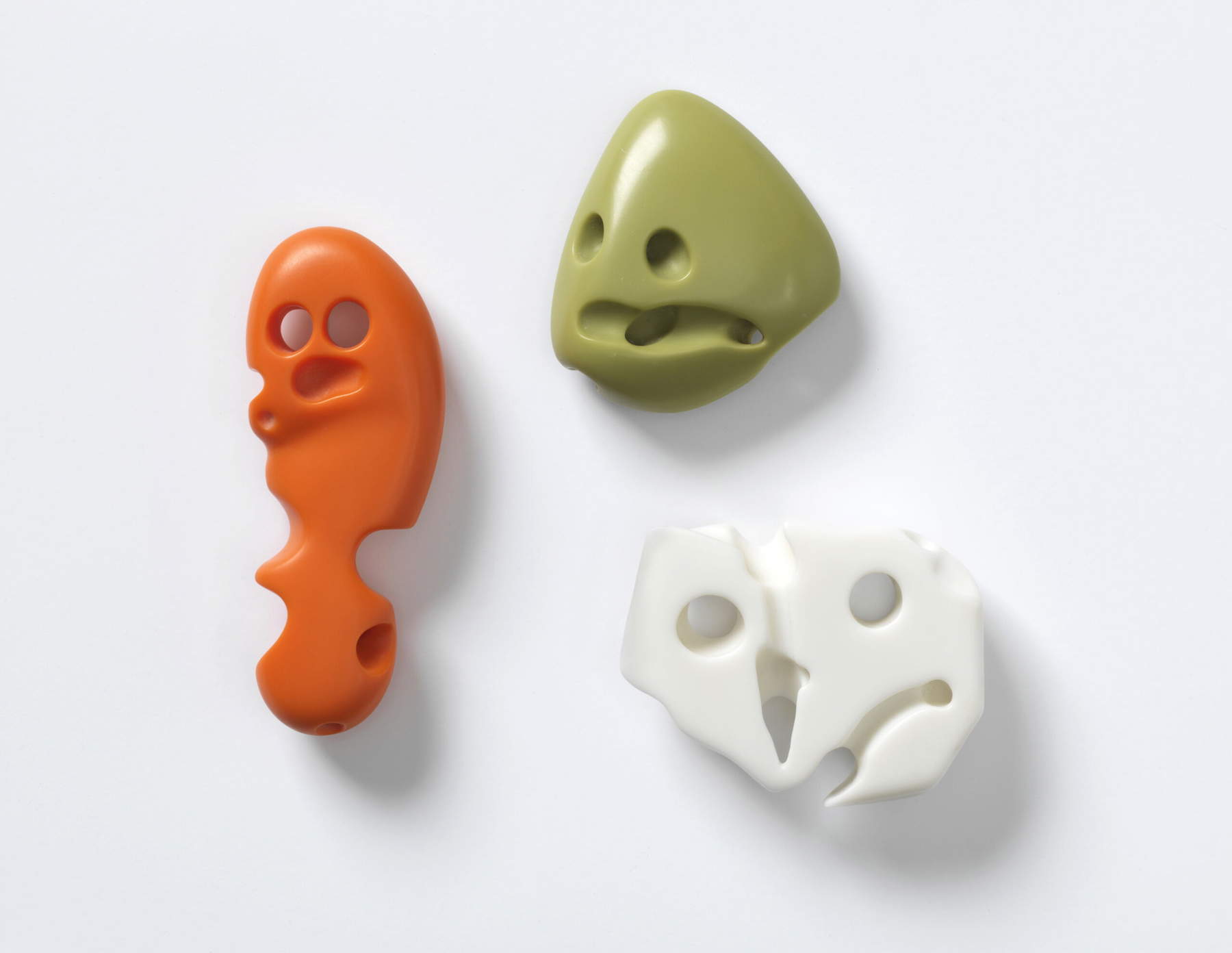 Warwick Freeman Broches, White Ghost, Orange Ghost, Green Ghost (2003 Corian, acier Courtesy Die Neue Sammlung - The Design Museum Photo : Die Neue Sammlung (Alexander Laurenzo)