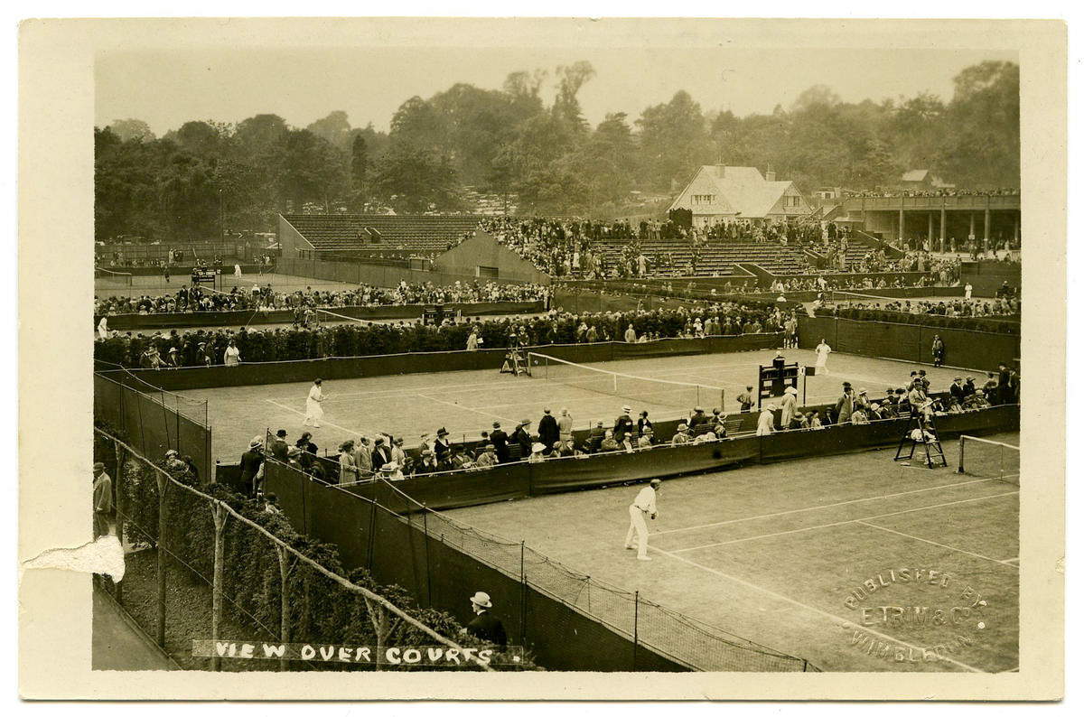 Cartolina fotografica in bianco e nero che mostra una vista sul campo, 1925 circa