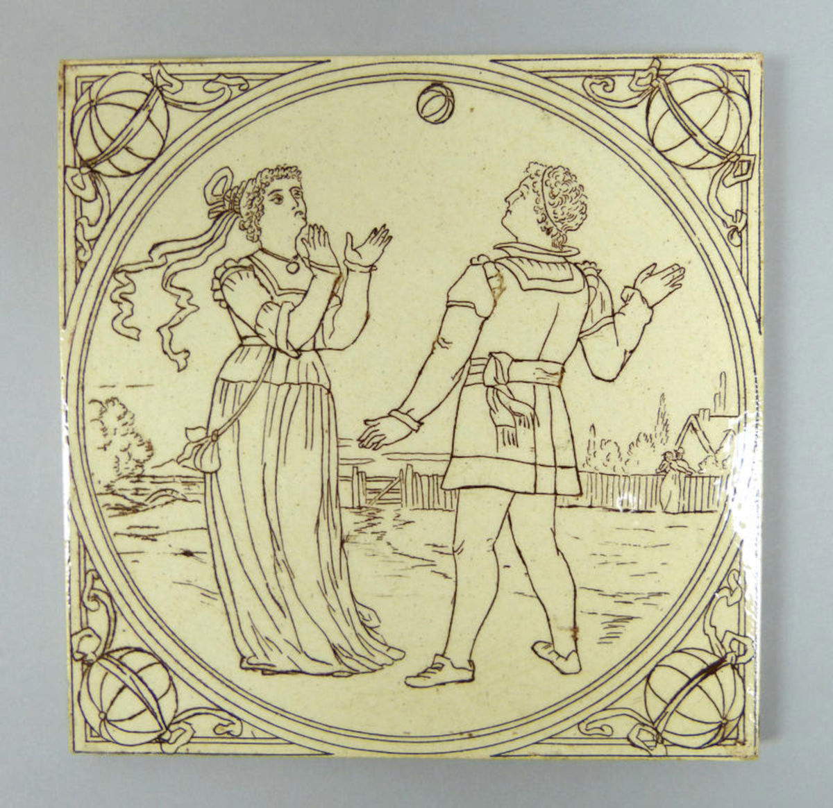 Piastrella di terracotta smaltata con un motivo dipinto a mano in marrone raffigurante un uomo e una donna che giocano a jeu de paume, 1850- 1900 circa