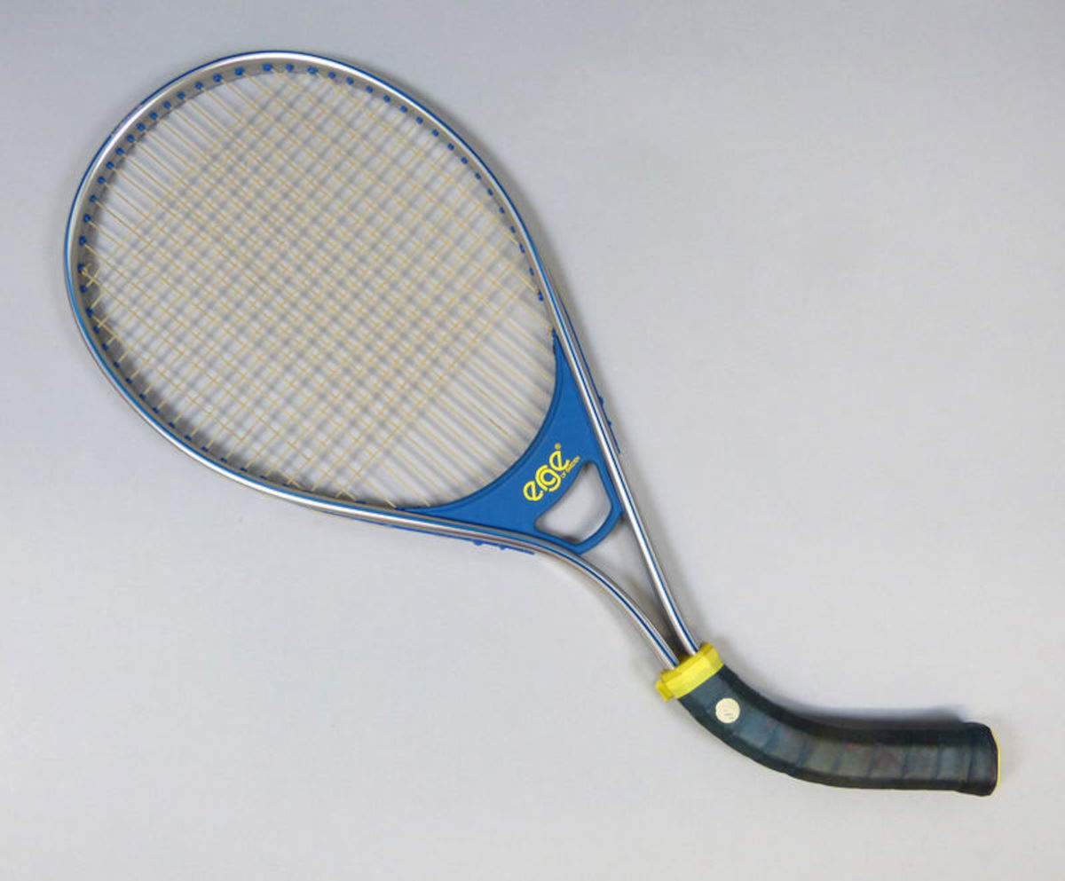 Racchetta da tennis 'Anatomic' Erge con manico curvo, 1983 circa