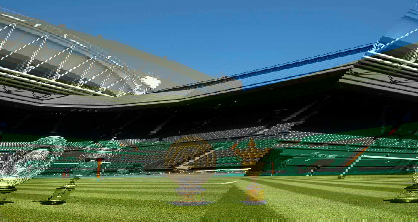 La coppa Gentlemen's Singles Trophy e il salver in argento Venus Rosewater Dish