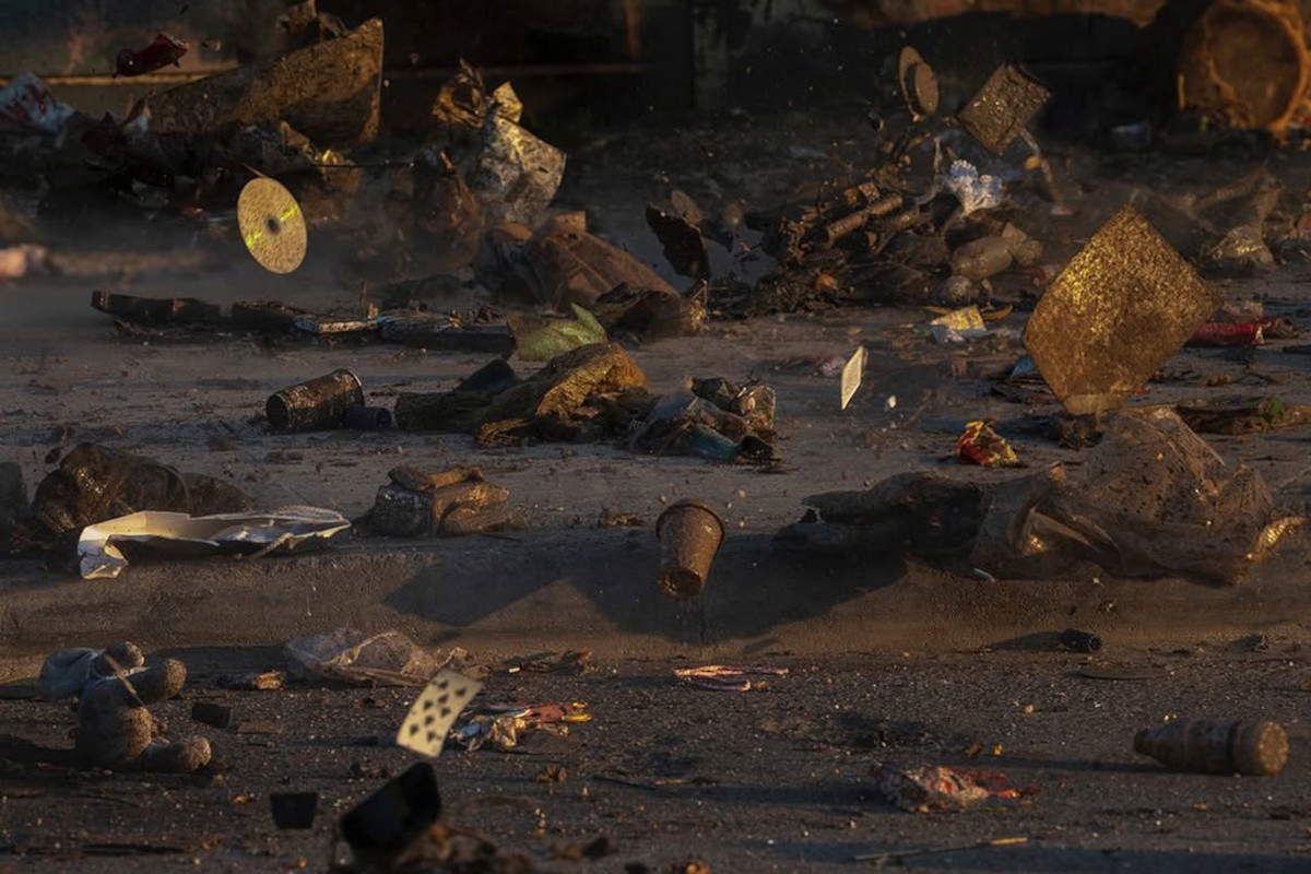 Yannis Bournias, Linciaggio (2025; stampa artistica, 165 cm x 110 cm)