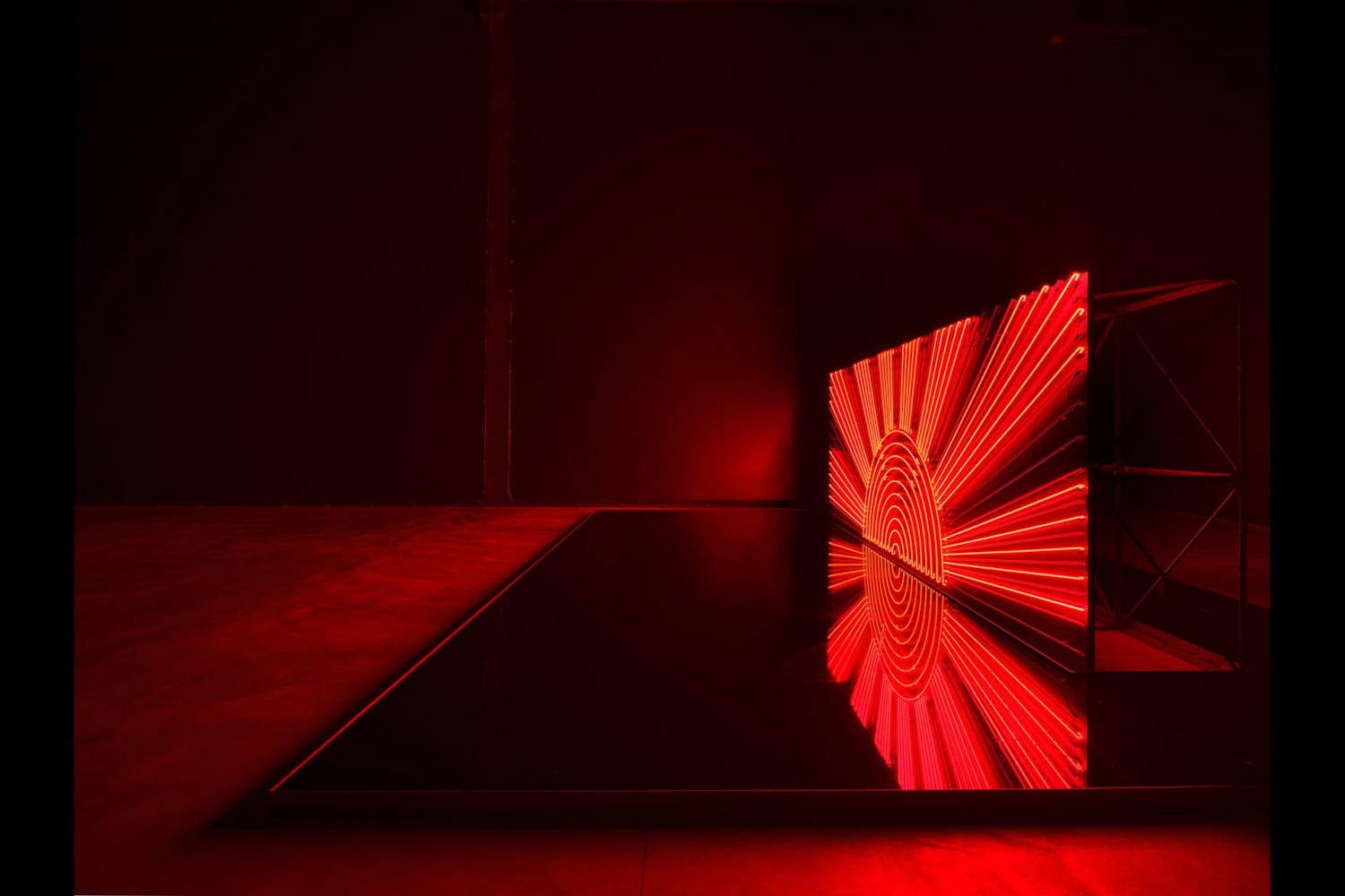 Vista de la instalación de la exposición Icarus de Yukinori Yanagi en Pirelli HangarBicocca, Milán. Fotografía de Agostino Osio. Cortesía del artista, Yanagi Studio y Pirelli HangarBicocca.