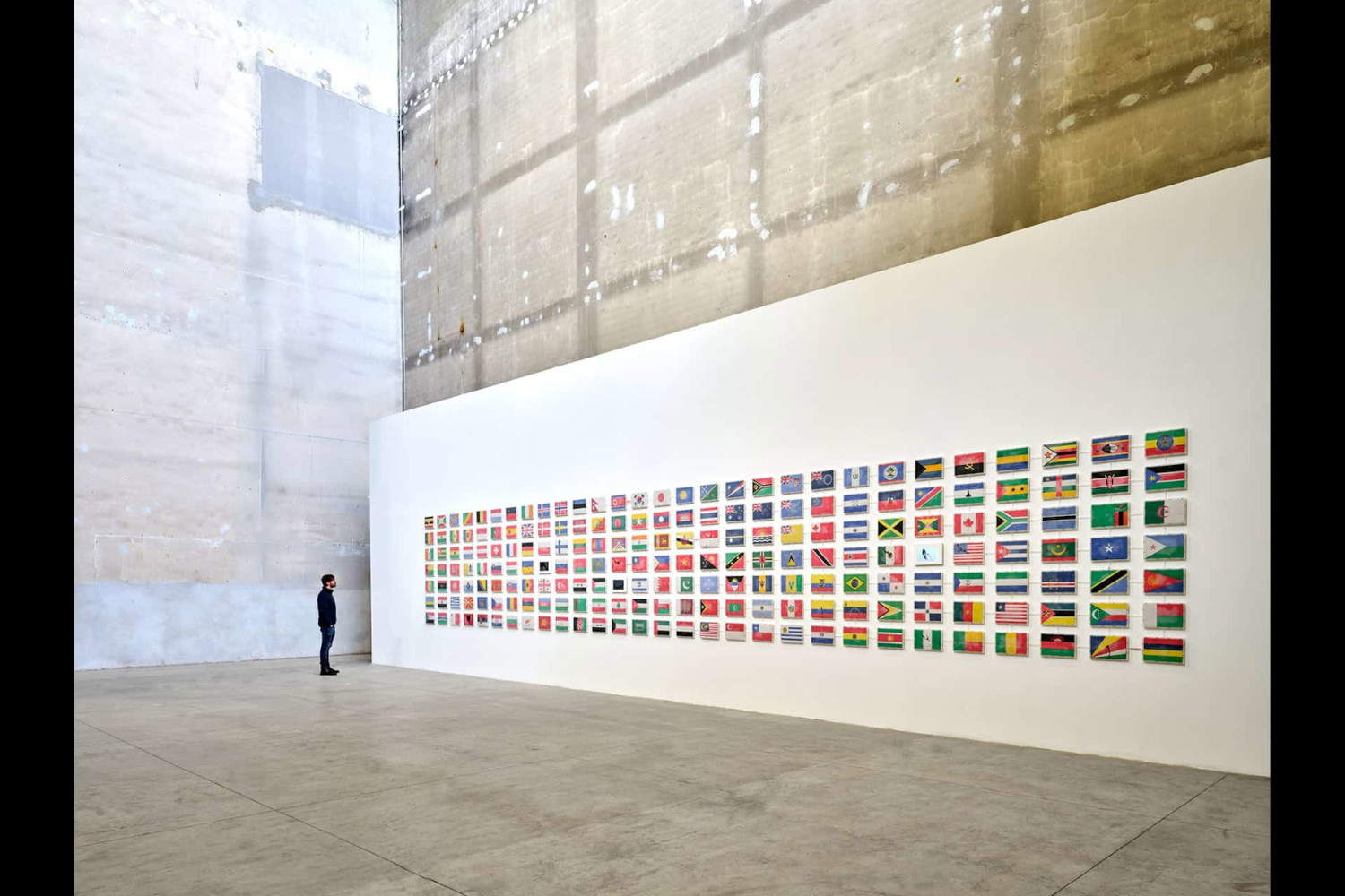 Vista de la instalación de la exposición Icarus de Yukinori Yanagi en Pirelli HangarBicocca, Milán. Fotografía de Agostino Osio. Cortesía del artista, Yanagi Studio y Pirelli HangarBicocca.