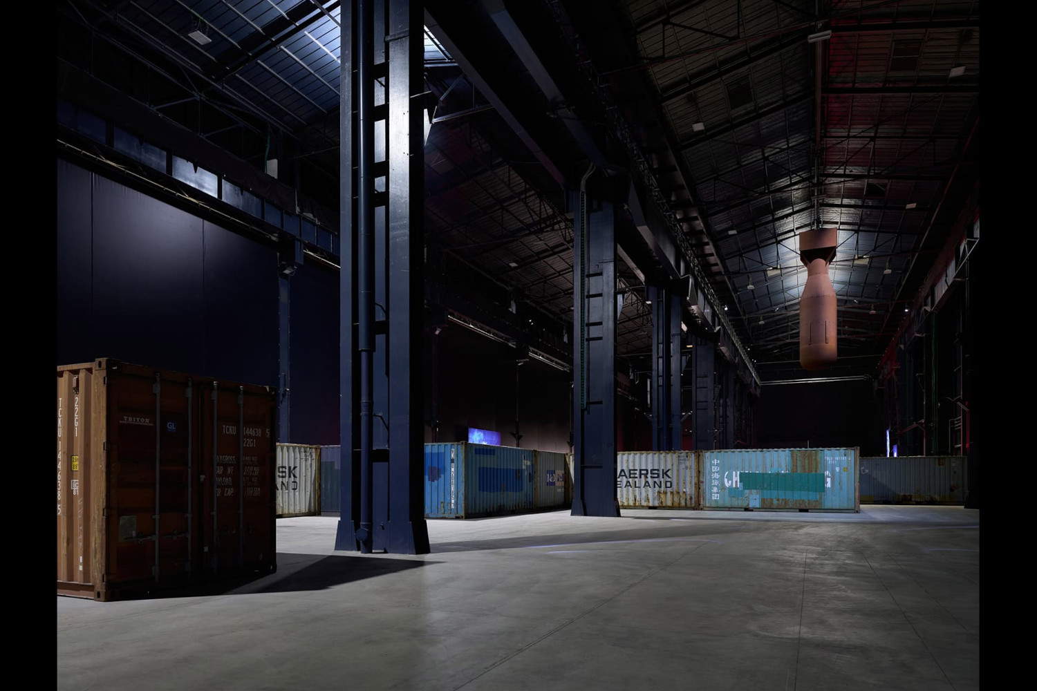 Vista de la instalación de la exposición Icarus de Yukinori Yanagi en Pirelli HangarBicocca, Milán. Fotografía de Agostino Osio. Cortesía del artista, Yanagi Studio y Pirelli HangarBicocca.