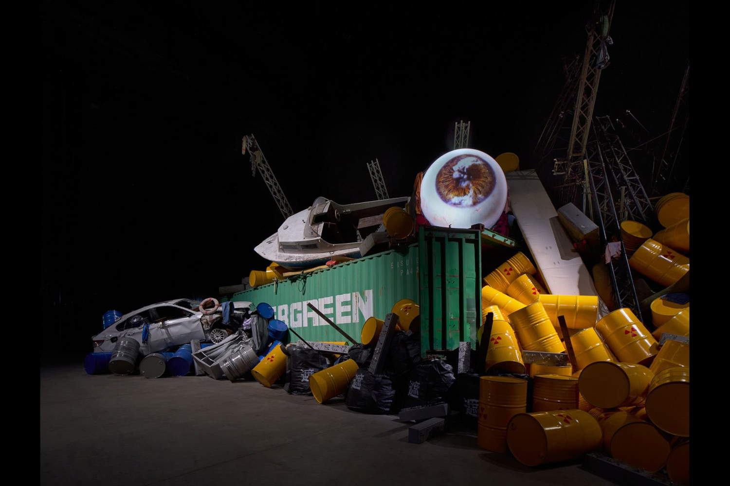 Vista de la instalación de la exposición Icarus de Yukinori Yanagi en Pirelli HangarBicocca, Milán. Fotografía de Agostino Osio. Cortesía del artista, Yanagi Studio y Pirelli HangarBicocca.