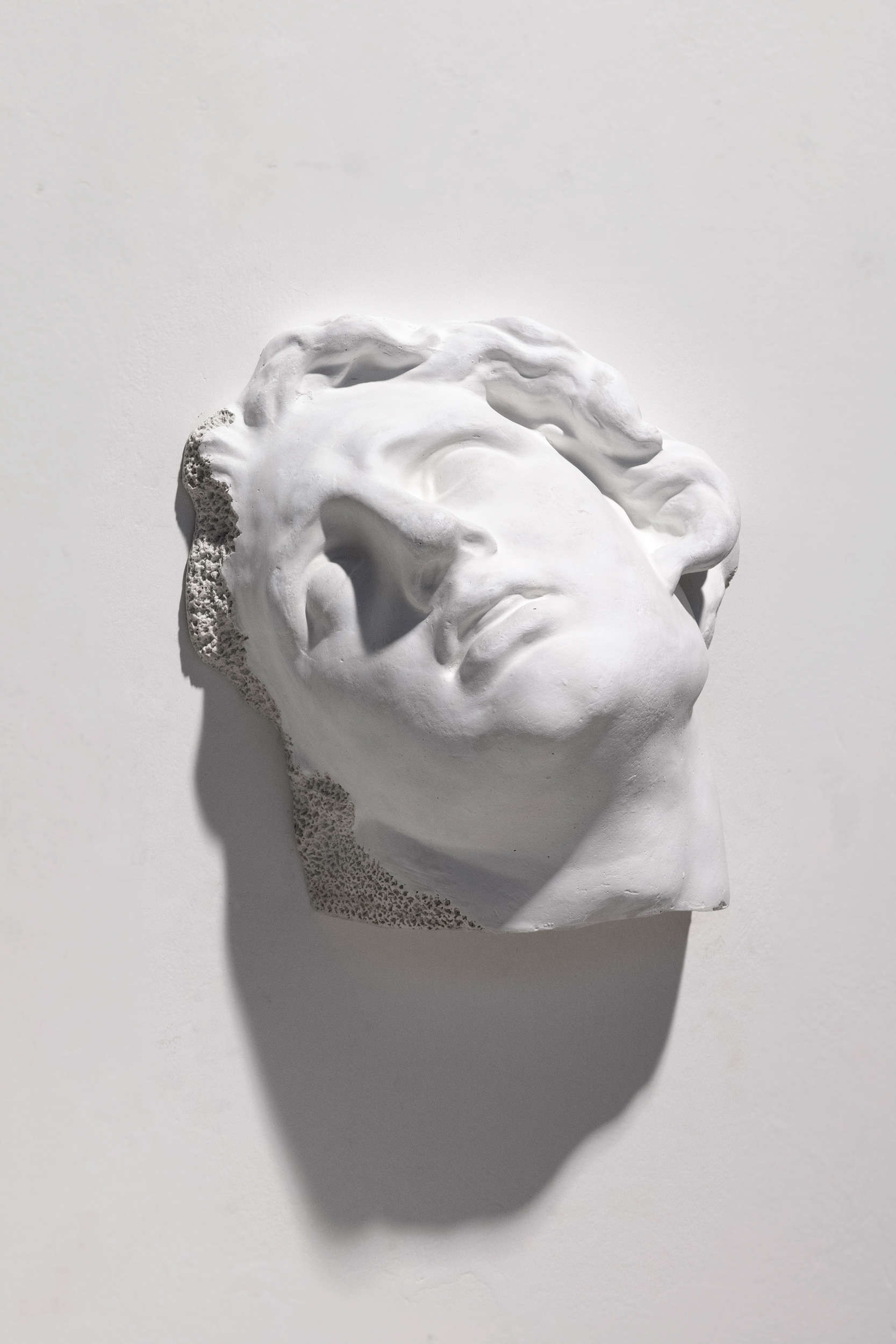 Zeno Bertozzi, Dritte Parzelle (2024; Gips, 38 x 40 x 19 cm) Zeno Bertozzi, Dritte Parzelle (2024; Gips, 38 x 40 x 19 cm)