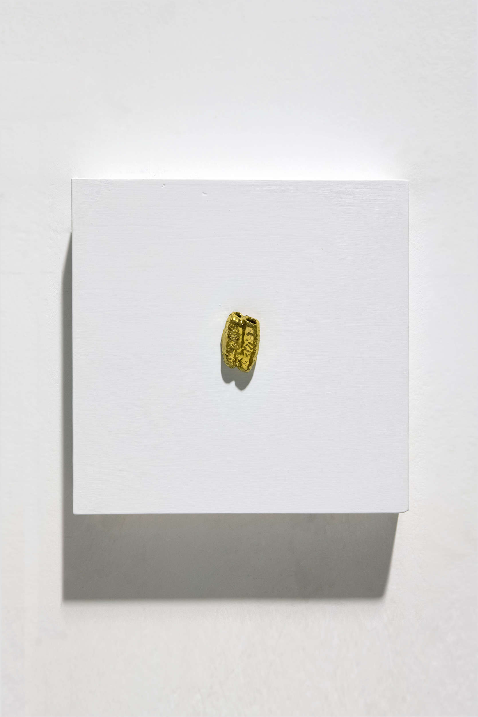 Zeno Bertozzi, Dritte Zuflucht (2024; Gips und glasierte Keramik, 20 x 20 x 4 cm) Zeno Bertozzi, Dritte Zuflucht (2024; Gips und glasierte Keramik, 20 x 20 x 4 cm)