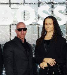 Il make-up artist Alexis Stone partecipa alla sfilata Boss a Milano travestito da…Gioconda!