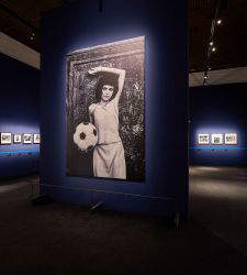 Endlich die Weihe von Letizia Battaglia. So sieht die Ausstellung in Forlì aus