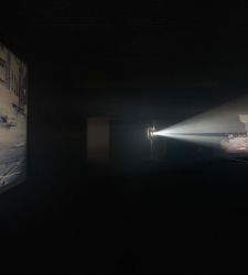 Amores Perros 25 years later: Iñárritu at Fondazione Prada breathes new life into the film. What the exhibition looks like Amores Perros 25 years later: Iñárritu at Fondazione Prada breathes new life into the film. What the exhibition looks like