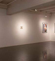 A Cavalese, Trento, la mostra “Tre Atti”: tre artisti tra astrazione, materia e paesaggio