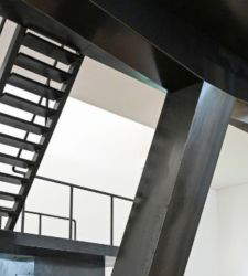 Anne Imhof im Museum Serralves: erste Einzelausstellung in Portugal mit Fun ist ein Stahlbad