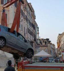 Roma, coche en la Plaza de España: conductor de 80 años, monumento salvado