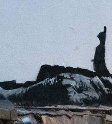 Nuevo Banksy en Londres con ni&ntilde;os mirando al cielo: &iquest;ignora la ciudad la crisis inmobiliaria?