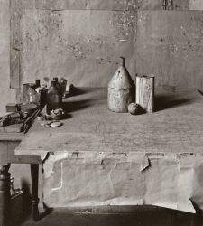 Gianni Berengo Gardin fotografa lo studio di Giorgio Morandi: gli scatti in mostra a Perugia 