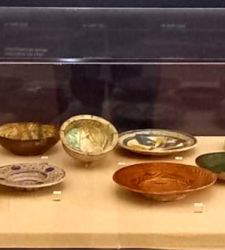 Dix c&eacute;ramiques, exemples significatifs de l'art appliqu&eacute; de la Renaissance, donn&eacute;es au palais ducal de Mantoue.