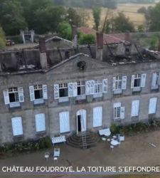 In Frankreich schlägt ein Blitz in ein denkmalgeschütztes Schloss ein. Das Dach stürzt ein 