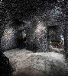 Die unsichtbaren Fäden von Chiharu Shiota: Wie die Ausstellung im MAO in Turin aussieht