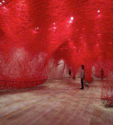 Eine große Retrospektive über Chiharu Shiota im MAO in Turin: die unsichtbare Materie der Seele