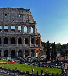 Il Colosseo chiude in anticipo per la visita dei Vance, furiosi i turisti: la protesta