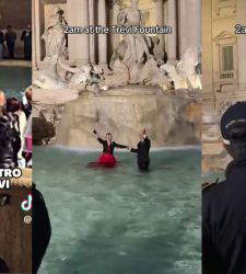 Come Anita Ekberg e Mastroianni: sposi maleducati si tuffano nella Fontana di Trevi. Multati dai vigili