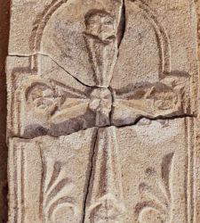Abu Dhabi, scoperta una croce cristiana nello scavo dell'antico monastero