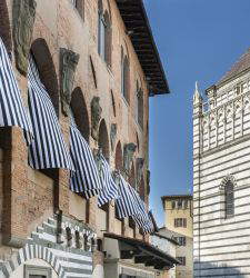 Daniel Buren in Pistoia: eine Gelegenheit, seine gesamte Karriere neu zu überdenken. Wie ist die Ausstellung