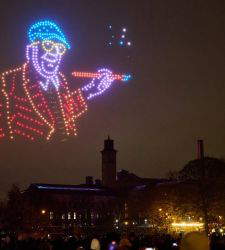 Angleterre, des drones peignent les œuvres de David Hockney dans le ciel de Bradford