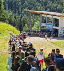 Dolomiti, Val Gardena travolta dai turisti: file, tornelli e polemiche sulla nuova funivia