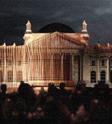 Trent'anni fa, Christo impacchettava il Reichstag: Berlino omaggia l'opera con una proiezione serale