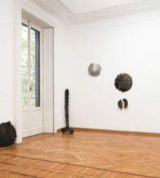 Spitzen und Donner: Federico Tosi verwandelt die historischen Räume von Fermo mit Skulpturen und Installationen