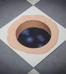 Das Universum von Gianluca Sgherri: eine Herausforderung an den Raum im Projektraum der MudaC