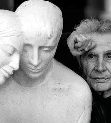 Eine große Ausstellung in Cantù würdigt Giuliano Vangi, ein Jahr nach seinem Tod