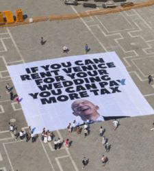 Greenpeace, maxi striscione contro Bezos: “Se puoi affittare Venezia, puoi anche pagare più tasse”