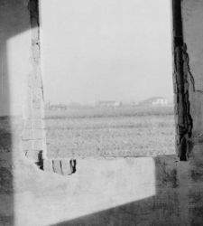 Guido Guidi in mostra a Milano: la fotografia come esplorazione di spazio, luce e ombra