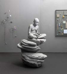 Hans Op de Beeck en Viena: la nueva exposición de esculturas cinéticas, el universo y el arte de perderse