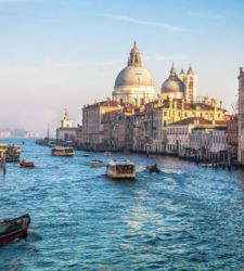 Extinction Rebellion färbt Venedigs Kanalwasser grün: Proteste und Beschwerden in ganz Italien