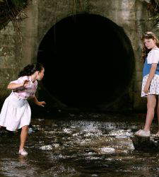 Jeff Wall y la invenci&oacute;n de lo real: cuando la fotograf&iacute;a se convierte en teatro