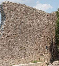 Maria Loboda inaugurates Hypermaremma 2025 with a sacred portal between art and archaeology in Ansedonia