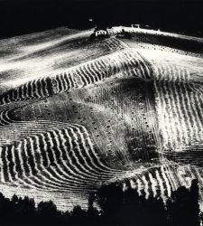 Senigallia dedica una exposición a Mario Giacomelli, inaugurando las celebraciones del centenario de su nacimiento 